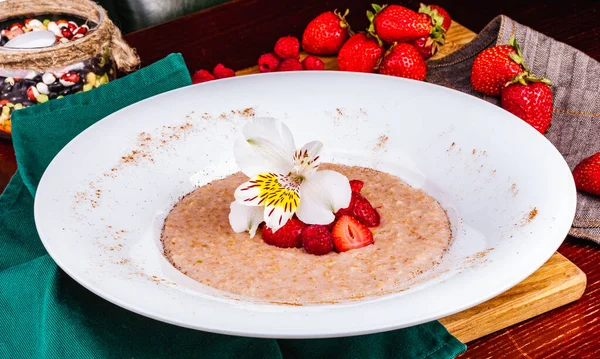 Havermoutpap Met Aardbeien Frambozen Een Wit Bord Gezond Voedsel — Stockfoto