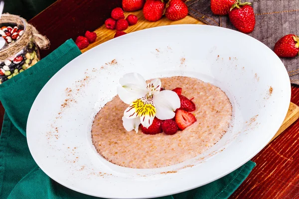 Porridge Farina Avena Con Fragole Lamponi Piatto Bianco Cibo Sano — Foto Stock