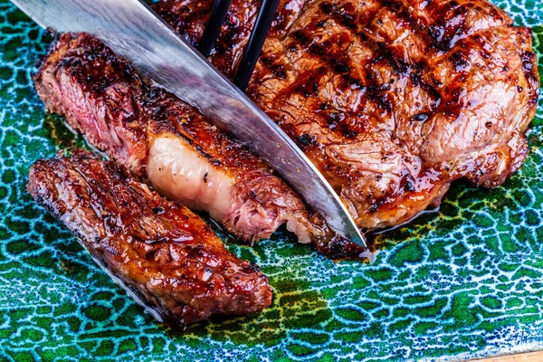 Dilimlenmiş biftekli kaburga. Kapat.