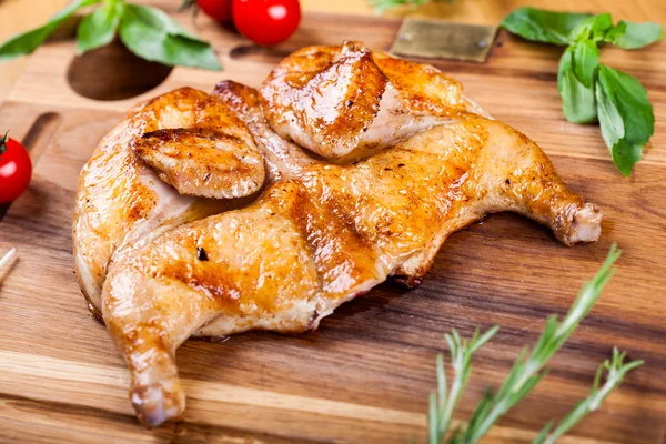 Grilled chicken on wooden board — Stock Photo, Image