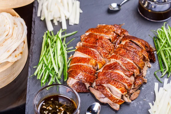 Pato de Pekín con verduras — Foto de Stock