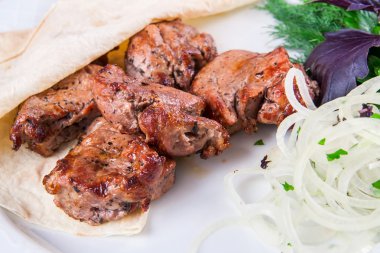 Pide ve soğan ile ızgara sığır eti