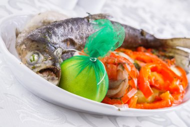 Sebzeli ızgara tüm somon