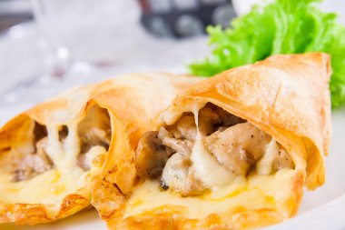 Pişmiş pide içinde mantar ve peynir