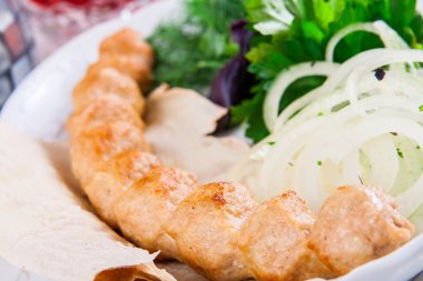 Tavuk kebabı soğan ve otlar ile