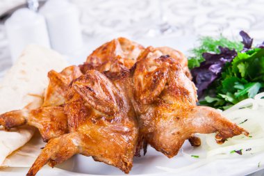 Beyaz plaka üzerinde ızgara tavuk