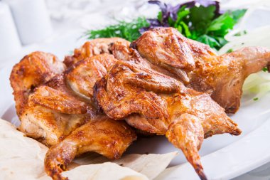 Beyaz plaka üzerinde ızgara tavuk