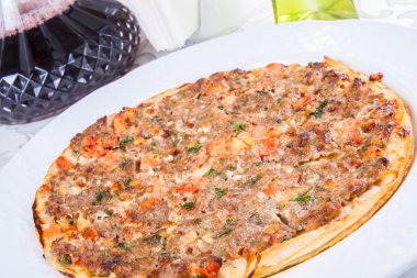 Lahmacun. Et ile Ermeni düz ekmek dolması
