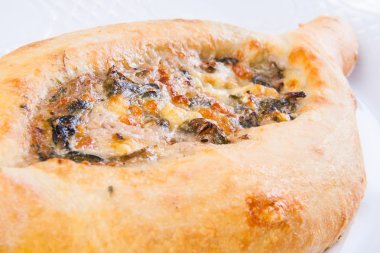 Acara khachapuri peynir ve ıspanak ile