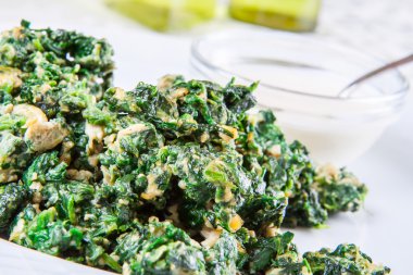 Kızarmış yumurta ile ıspanak