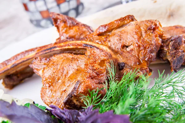 Gegrilltes Schweinelende auf dem Knochen — Stockfoto