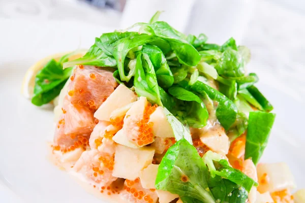 Salada com frutos do mar e espinafre — Fotografia de Stock