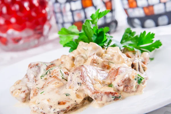 Tavşan mantar ve krema sos ile