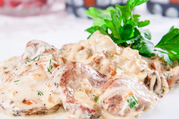 Tavşan mantar ve krema sos ile