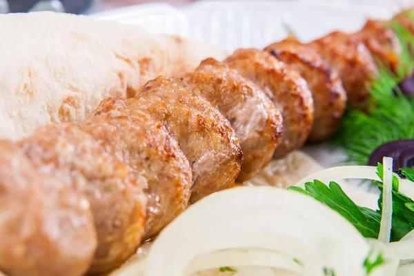 Kebab de Mutton con cebolla y hierbas — Foto de Stock