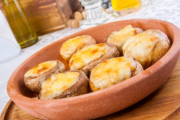 Champignons gebakken met kaas — Stockfoto
