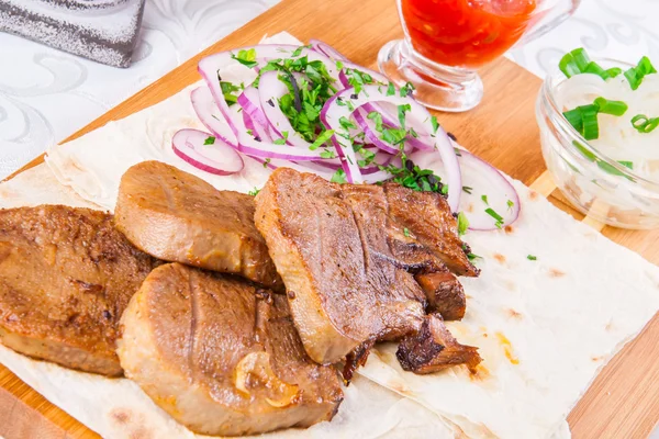 Lengua cocida con cebolla — Foto de Stock