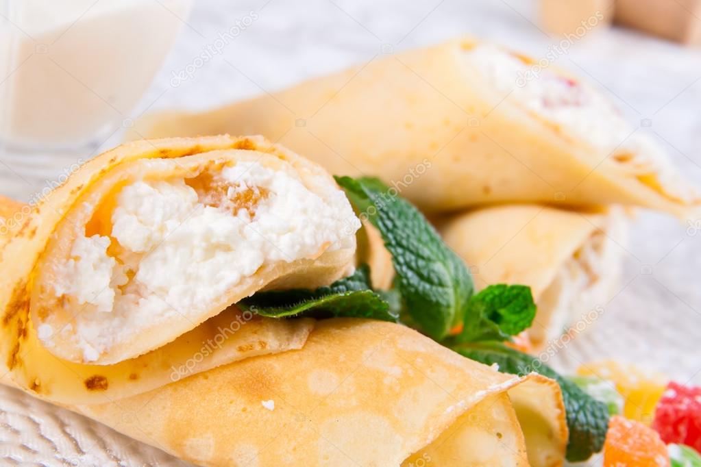 Rolled crepes with cottage cheese