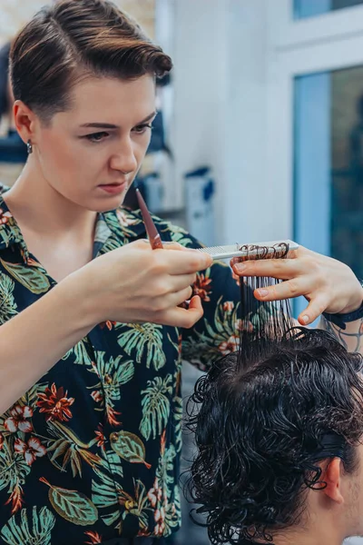Процесс работы с волосами профессиональных парикмахеров клиентов — стоковое фото