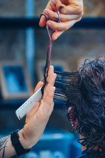 Процесс работы с волосами профессиональных парикмахеров клиентов — стоковое фото
