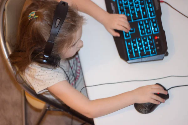 De nieuwe generatie kiest voor computer online games — Stockfoto