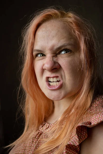 Nahaufnahme Porträt eines Mädchens mit orangefarbenen Haaren ohne Make-up und Hautretusche. — Stockfoto