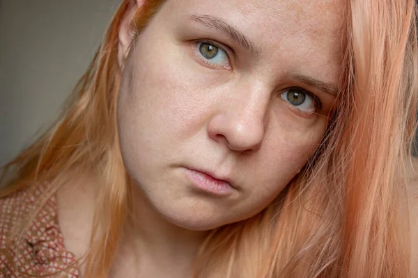 Närbild porträtt av en flicka med orange hår utan makeup och hud retuschering. — Stockfoto