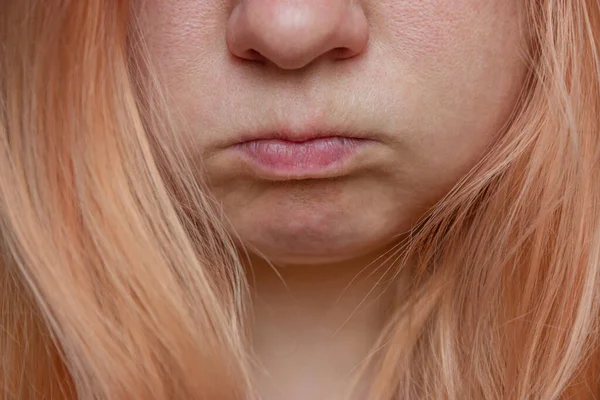 Крупный план портрета девушки с оранжевыми волосами без макияжа и ретуши кожи. — стоковое фото