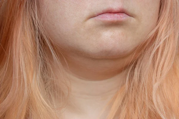 Retrato de close-up de uma menina com cabelo laranja sem maquiagem e retoque da pele. — Fotografia de Stock