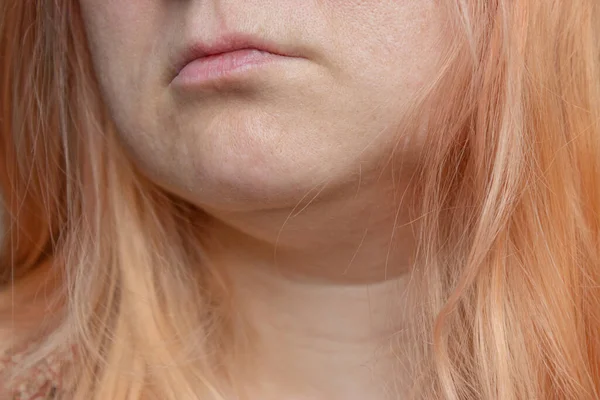 Крупный План Нижней Части Лица Подбородка Шеи Женщины Персиковыми Волосами — стоковое фото