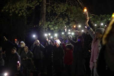 MINSK, BELARUS - 29 Ekim 2020: Minsk Şairler Gecesi Kurapaty Yolu toplu mezar alanında Sovyet rejiminin bastırılmış kurbanlarının anısına edebiyat akşamında izleyiciler