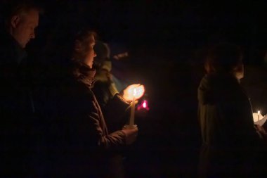 MINSK, BELARUS - 29 Ekim 2020: Minsk Şairler Gecesi Kurapaty Yolu toplu mezar alanında Sovyet rejiminin bastırılmış kurbanlarının anısına edebiyat akşamında izleyiciler