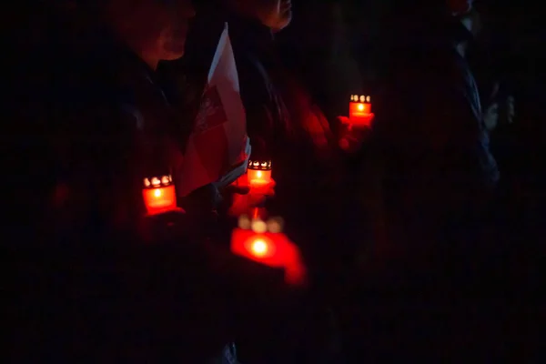 MINSK, BELARUS - OUTUBRO 29, 2020: Espectadores à noite literária em memória de vítimas reprimidas do regime soviético no sítio de sepultura comum do tratado de Kurapaty em Minsk Noite de Poetas Inteiros — Fotografia de Stock