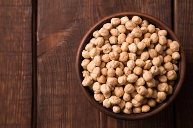 Nohut koyu ahşap masa üzerinde biyolojik