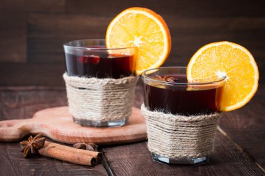 portakal, yıldız anason ve tarçın ile mulled şarap