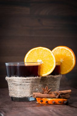 portakal, yıldız anason ve tarçın ile mulled şarap