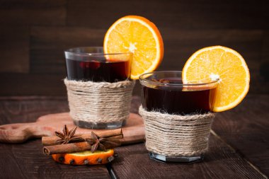 portakal, yıldız anason ve tarçın ile mulled şarap