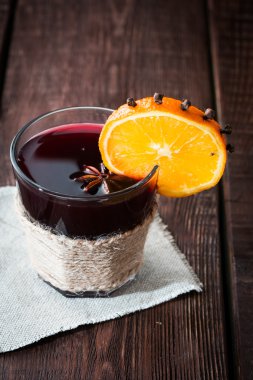 portakal, yıldız anason ve tarçın ile mulled şarap