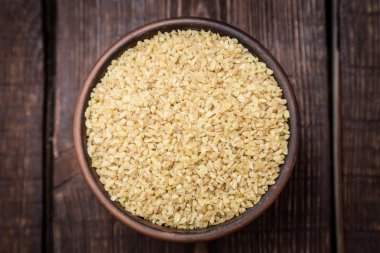 kuskus kabuğu çıkarılmış tane karanlık bir arka plan üzerinde