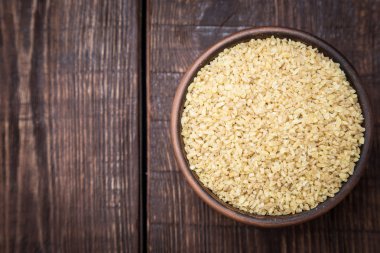 kuskus kabuğu çıkarılmış tane karanlık bir arka plan üzerinde