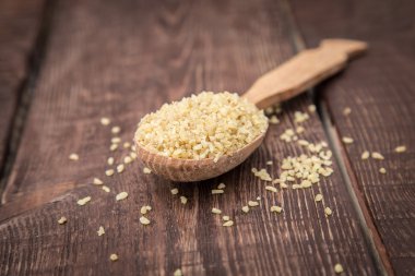 kuskus kabuğu çıkarılmış tane karanlık bir arka plan üzerinde