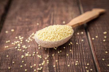 karanlık bir arka plan üzerinde dövme darı