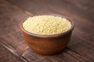 karanlık bir arka plan üzerinde dövme darı