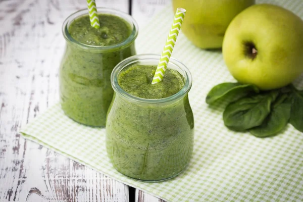 Green smoothie with apple,banana and spinach on a light background — Stock Photo, Image