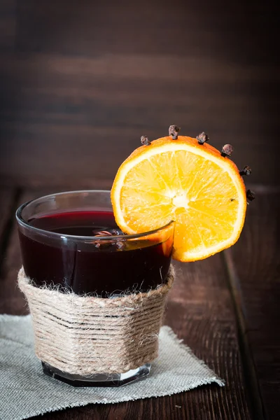 portakal, yıldız anason ve tarçın ile mulled şarap