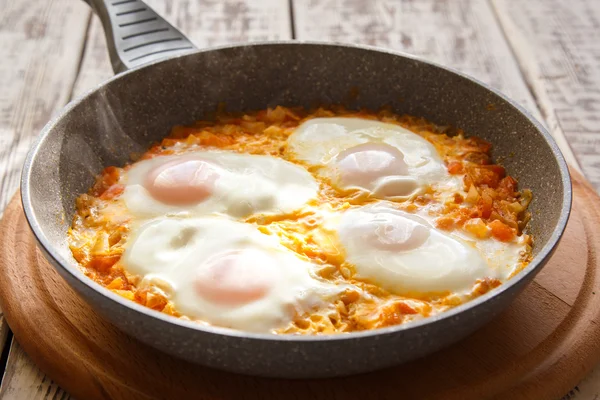 Shakshuka - традиційні страви ізраїльської кухні у сковороді — стокове фото