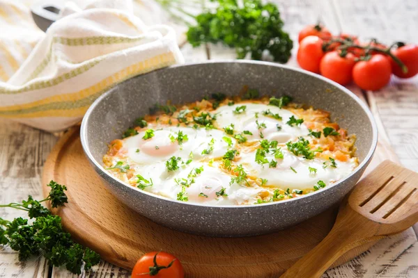 Shakshuka - prato tradicional de cozinha israelita em uma frigideira — Fotografia de Stock