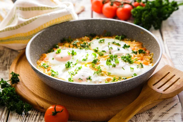 Shakshuka - prato tradicional de cozinha israelita em uma frigideira — Fotografia de Stock