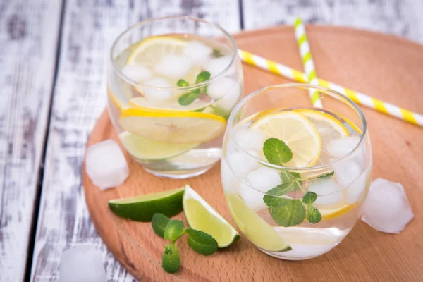 Cocktail fresco con soda, lime e limone su fondo di legno — Foto Stock