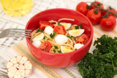 Sıcak makarna, mozzarella ve domates salatası.